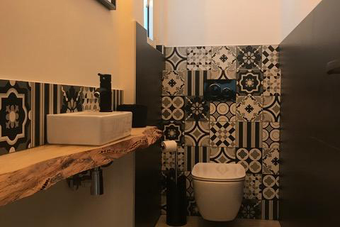 Rénovation d'un long WC avec des matériaux de haut gamme